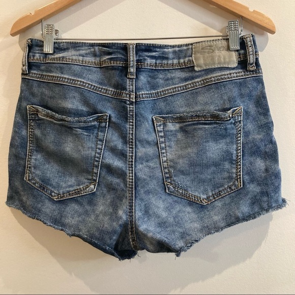 SILVER JEANS CO Sz 29 x 2.75” Vintage High Rise Light Distressing Shorts - Picture 6 of 9